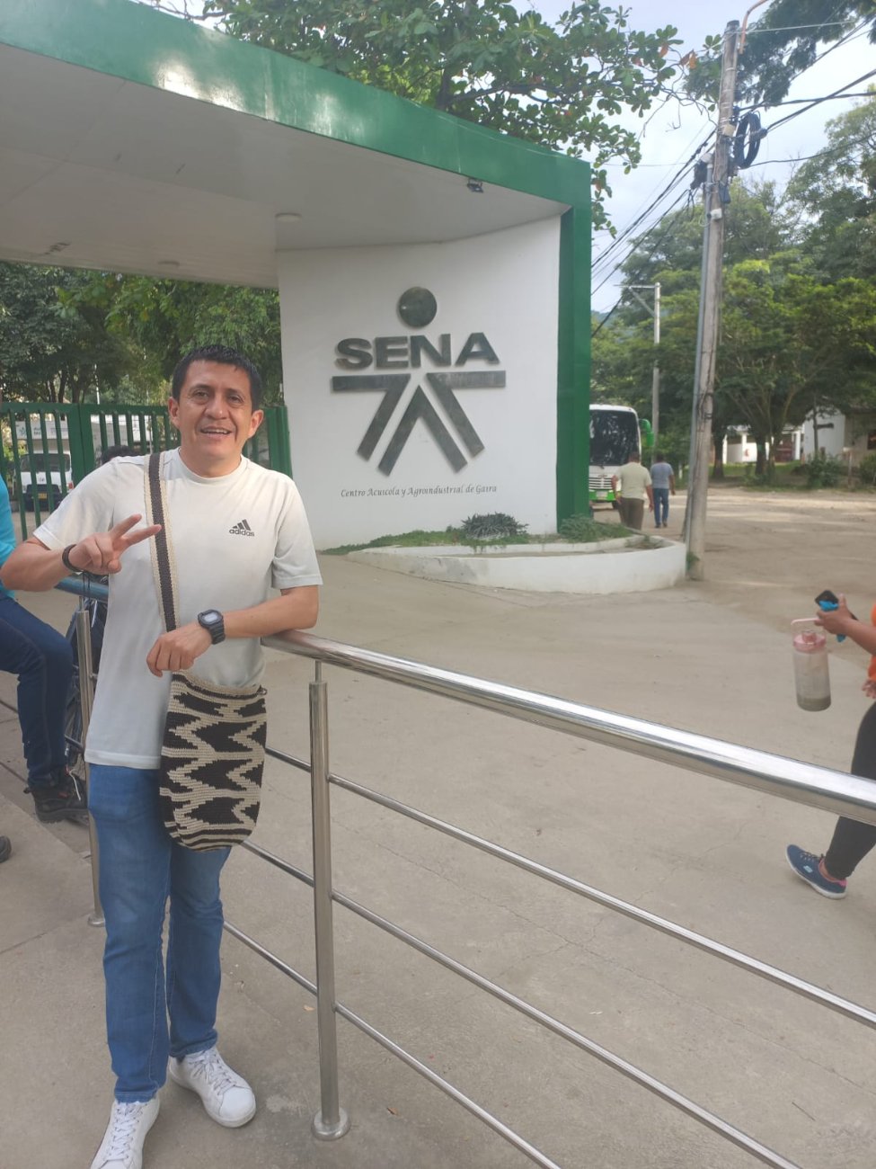 Duver Guerrero en la entrada del SENA — Centro Acuícola y Agroindustrial de Gaira
